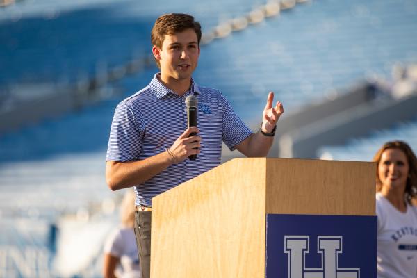 Andrew Laws addressing freshman at Big Blue U event
