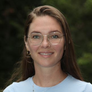 dani headshot outside